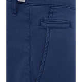 Elegantes pantalones chino de ajuste delgado en azul