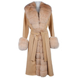 Elegante cappotto di lana beige con rivestimento in pelliccia