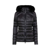 Schicke schwarze Winterjacke mit schwarzer Pelzbewegung