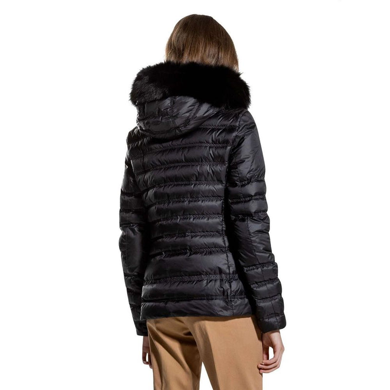 Schicke schwarze Winterjacke mit schwarzer Pelzbewegung