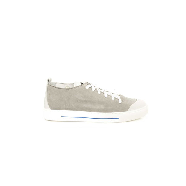 Graue Kuh -Leder -Sneaker