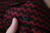 Camisa casual de patrón de zigzag rojo negro