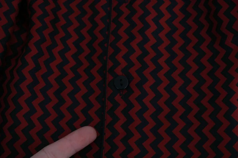 Camisa casual de patrón de zigzag rojo negro