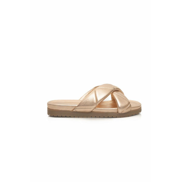 Sandalia de piel de oveja beige