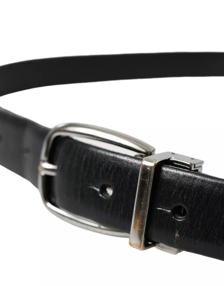 Ceinture de boucle en métal argenté en cuir noir en cuir noir