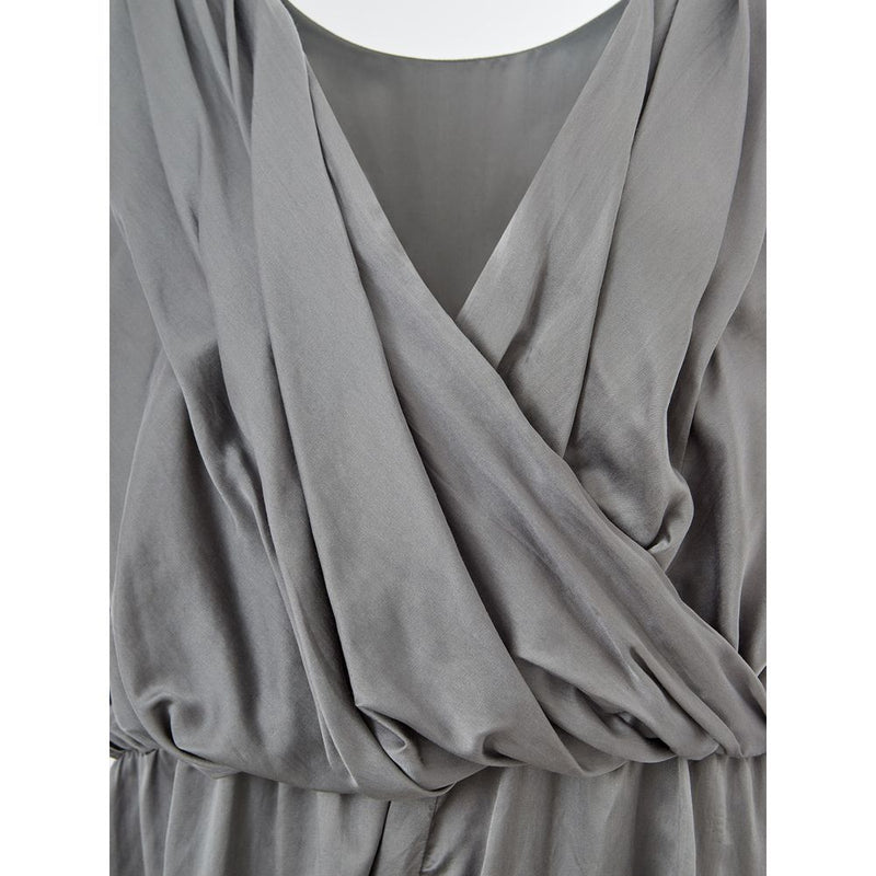 Vestido gris de seda elegante - elegancia atemporal