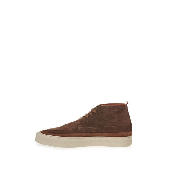 Elegantes zapatillas de ante en Rich Brown