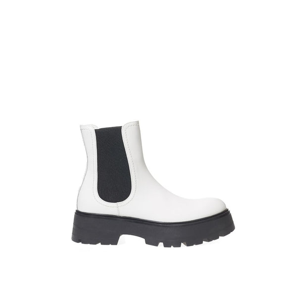 Bottes en cuir monochrome élégantes