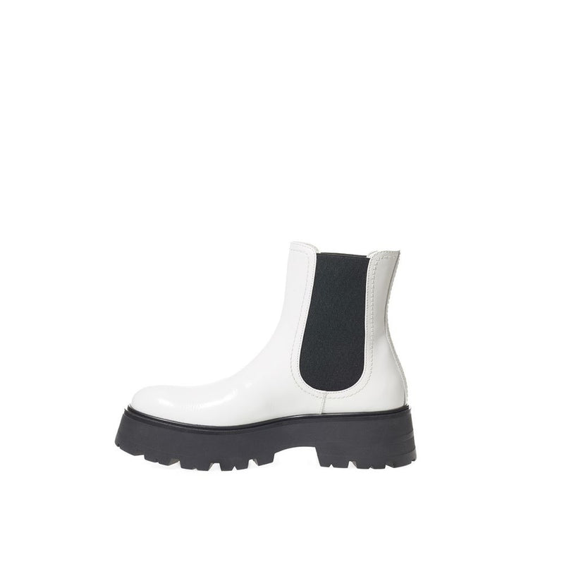 Bottes en cuir monochrome élégantes