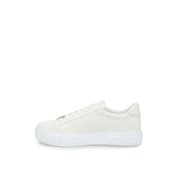 Zapatillas de cuero blanco elegantes