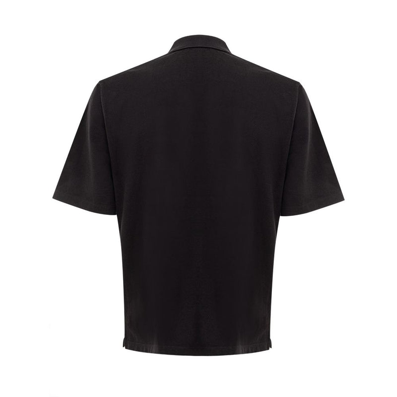 El elegante polo de algodón negro para hombres modernos