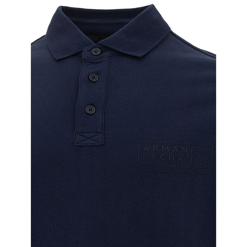 El elegante polo de algodón azul para hombres