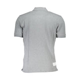 Elegante polo gris con detalles contrastantes