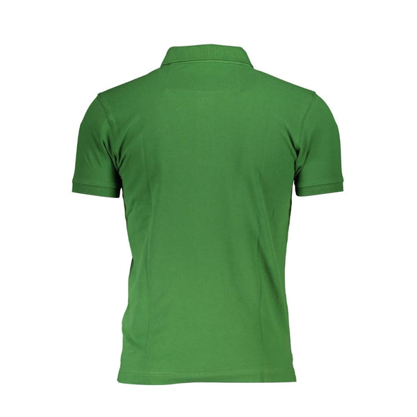 El elegante polo de ajuste delgado verde con detalle de contraste