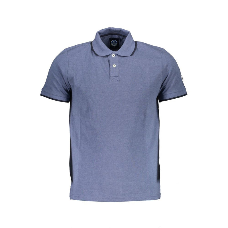 Erhöhtes lässiges blaues Polo mit kontrastierenden Details