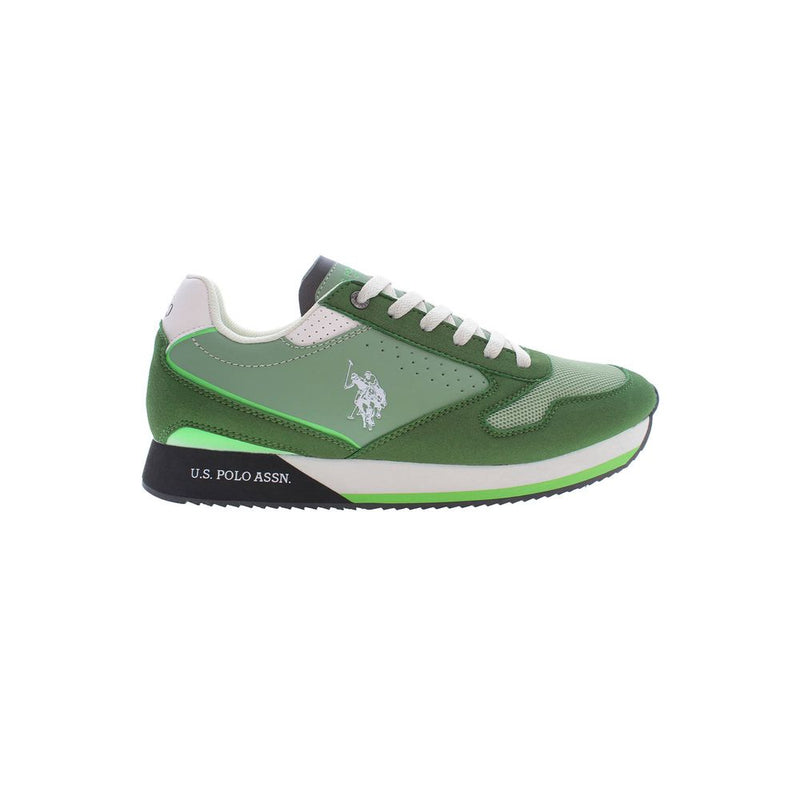 Schlanke grüne Turnschuhe mit legendären Logoakzenten