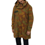 Parka à capuche texturée camouflage avec détails en cuir