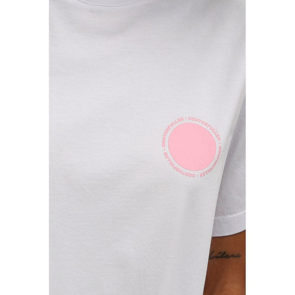 Elegante tee de logotipo blanco