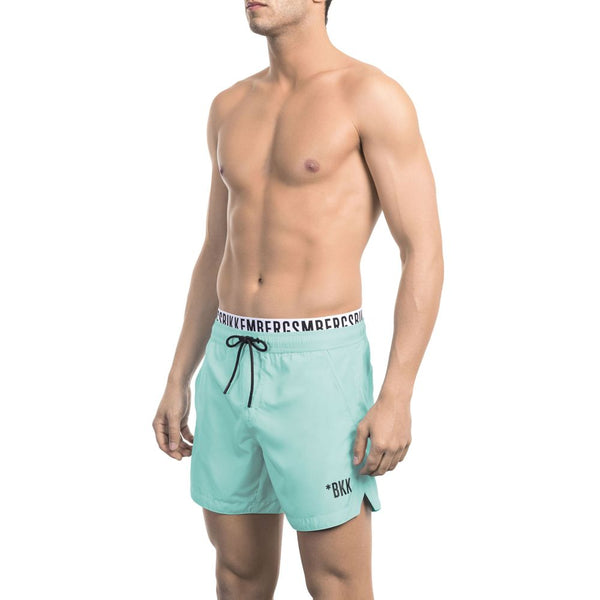 Elegantes pantalones cortos de natación azul claro con banda de marca