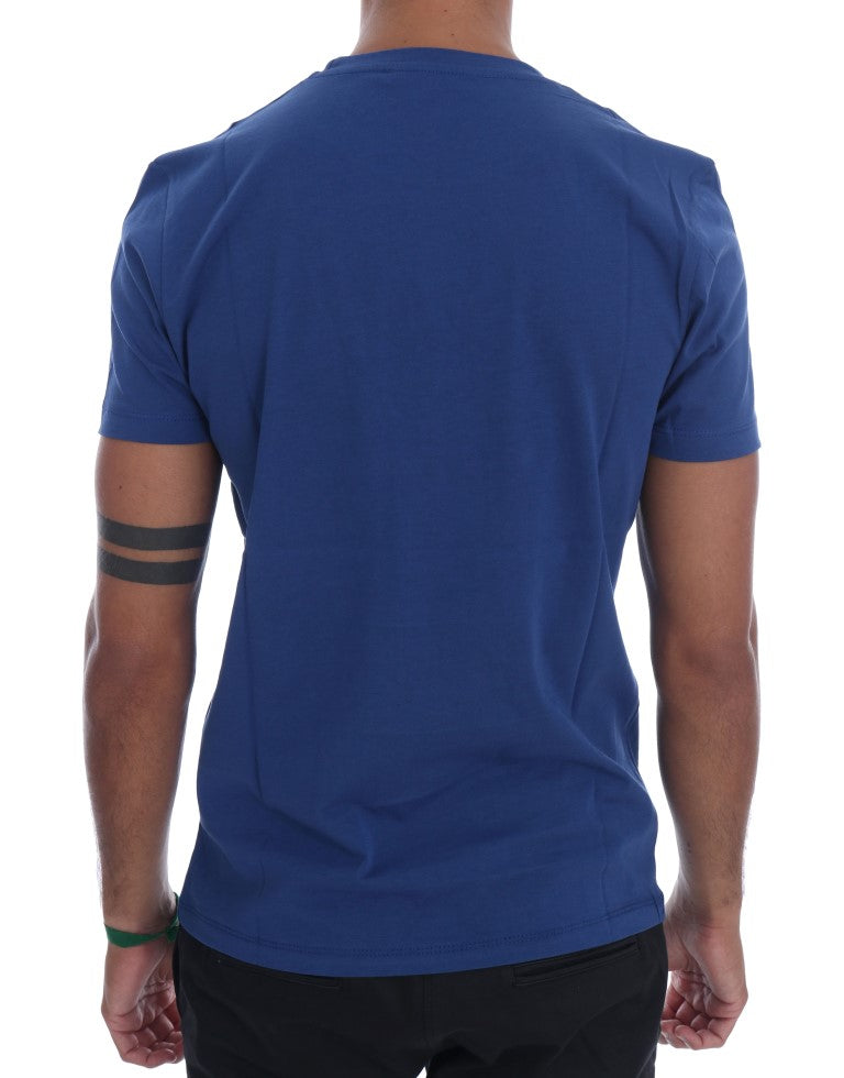 Stilvolle blaue Fahrer Motiv Baumwoll -T -Shirt