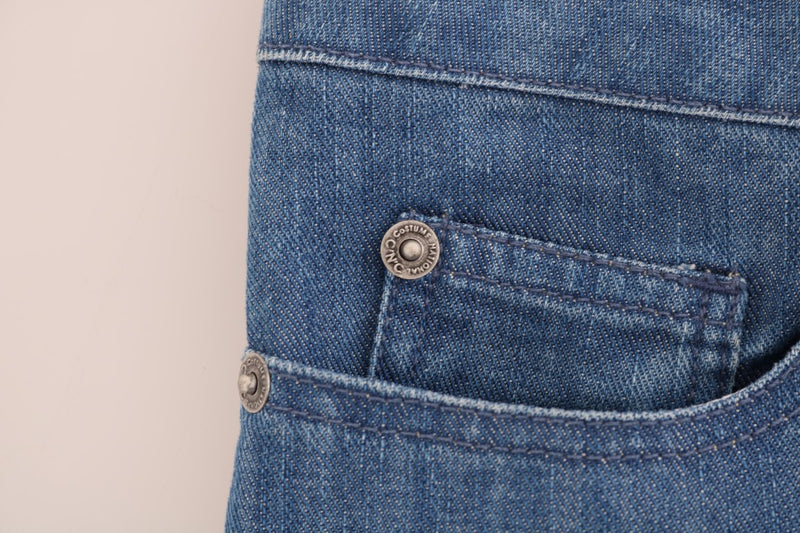 Eleganti jeans di lavaggio blu.