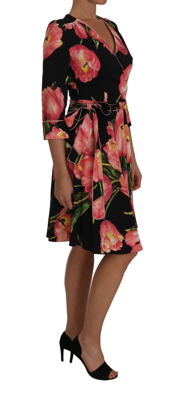 Élégant robe de quart de noir avec imprimé en tulipes roses