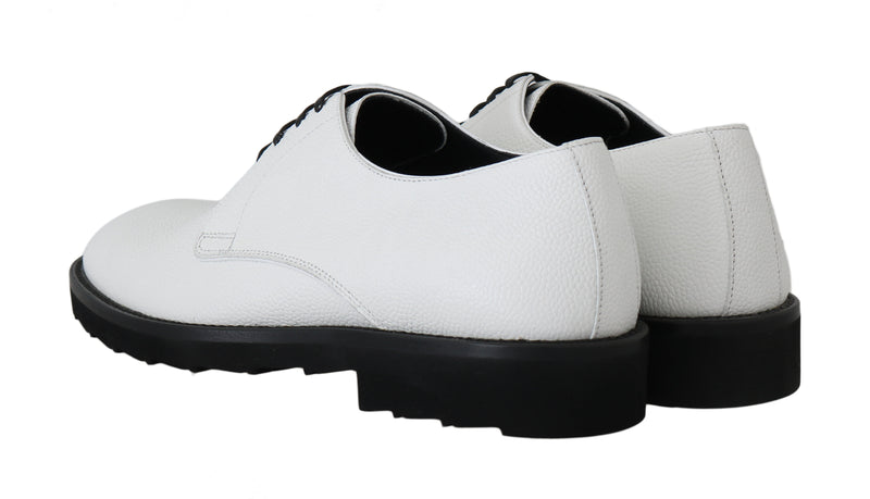 Elegantes zapatos de cuero formal blanco