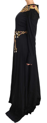 Elegantes maxi -schwarzes Kleid mit goldenen Details