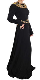 Elegantes maxi -schwarzes Kleid mit goldenen Details