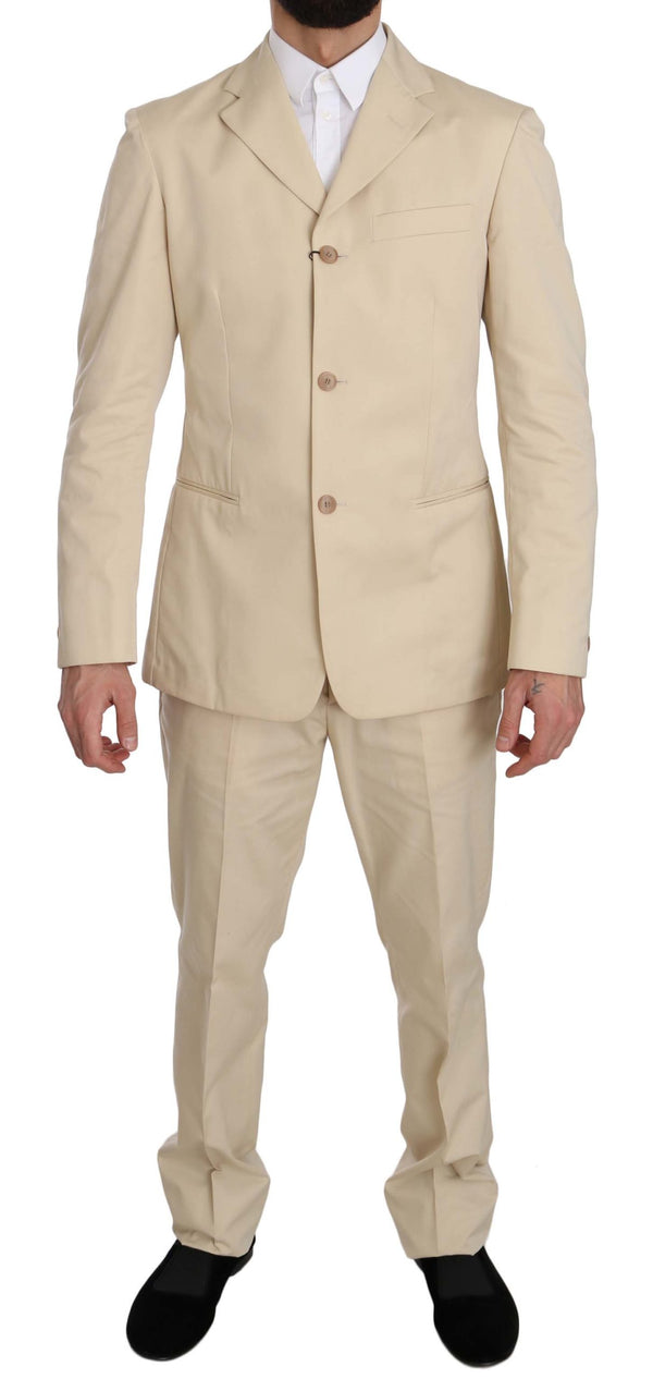 Traje beige de dos piezas con elegancia clásica