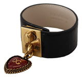 Pulsera de detalle de oro de cuero negro elegante